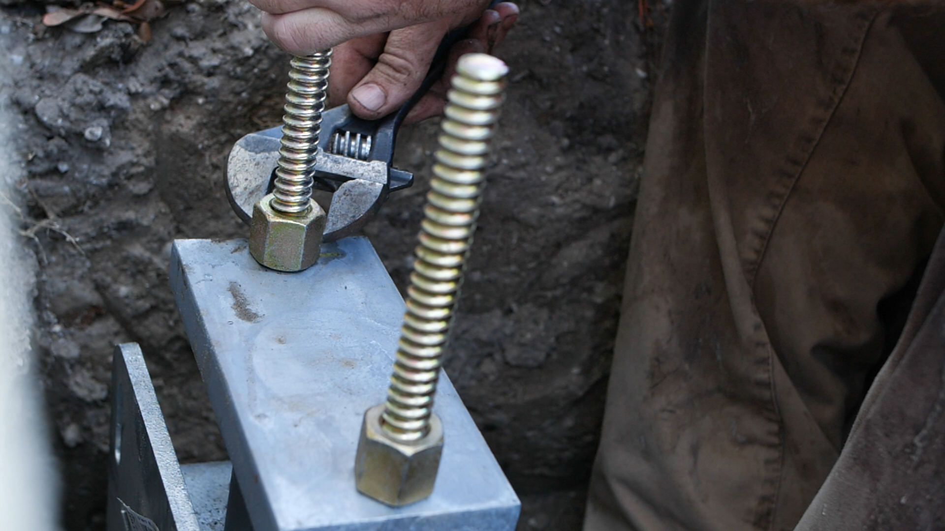 Tightening pier screw